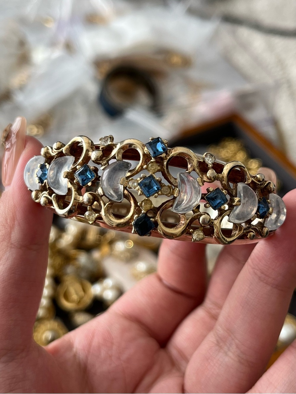 Vintage Trifari 40s Clair de Lune Faux Moonstone Resin Blue Stone Gold Bangle